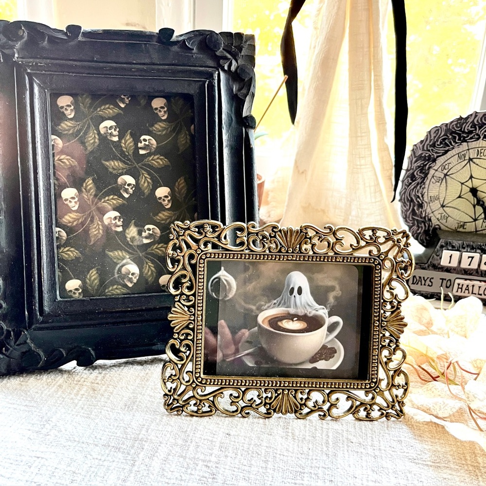 Gold Frame with Ornate Clamshell Details Metal, Table Top, 4x6